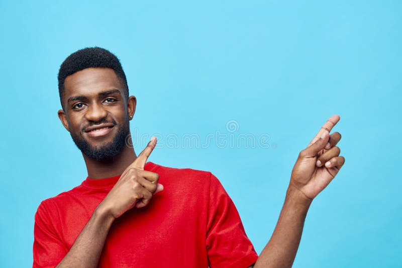 Retrato hombre negro africano persona fondo azul americano hombre de la moda roja uno imagen de archivo libre de regalías