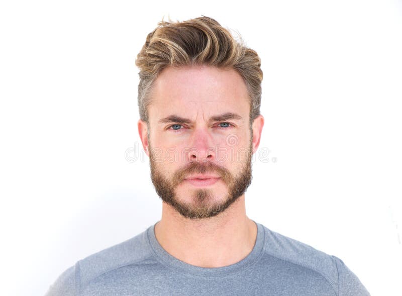 Retrato horizontal de un hombre serio con la barba