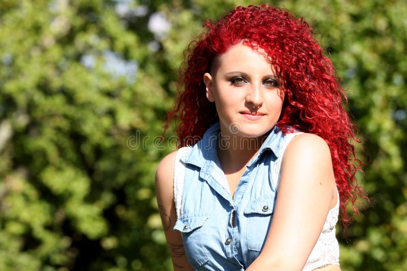Retrato horizontal de una chica joven con el pelo rizado rojo imagen de archivo libre de regalías Retrato horizontal de una chica joven con el pelo rizado rojo imagen de archivo libre de regalías