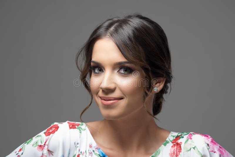 Retrato horizontal del headshot de la mujer latina joven feliz que sonríe y que mira la cámara fotos de archivo Retrato horizontal del headshot de la mujer latina joven feliz que sonríe y que mira la cámara fotos de archivo