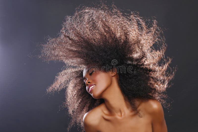 Retrato imponente de una mujer negra afroamericana con la ha grande imágenes de archivo libres de regalías