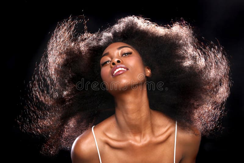 Retrato imponente de una mujer negra afroamericana con la ha grande imagenes de archivo