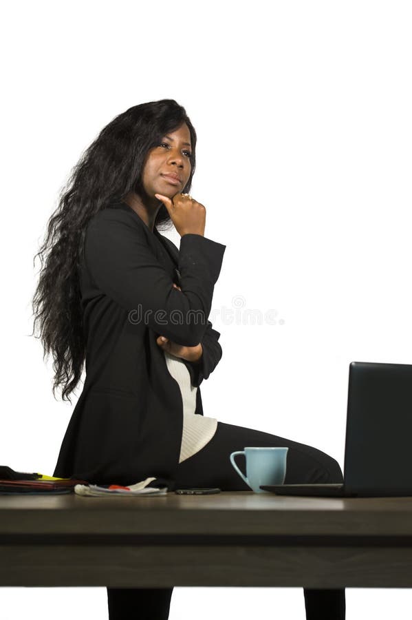 Retrato incorporado da empresa do escritório da mulher de negócios americana nova do africano negro feliz e atrativo que está em imagens de stock royalty free Retrato incorporado da empresa do escritório da mulher de negócios americana nova do africano negro feliz e atrativo que está em imagens de stock royalty free