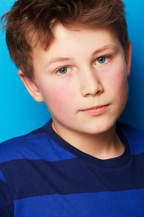 Retrato infantil y armario con fondo azul con juventud de moda y ropa de moda en estudio. muchacho fotografía de archivo