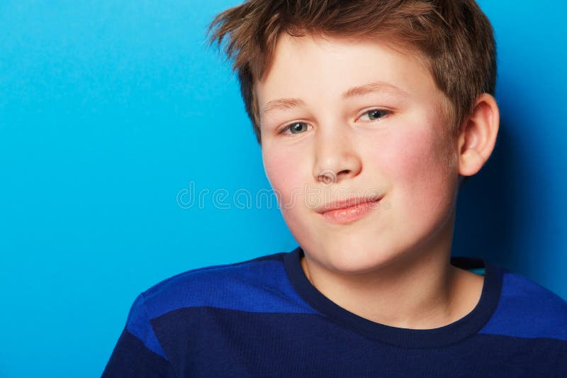 Retrato infantil y fondo azul con jóvenes de moda y ropa de moda en un estudio. niño y rostro fotografía de archivo