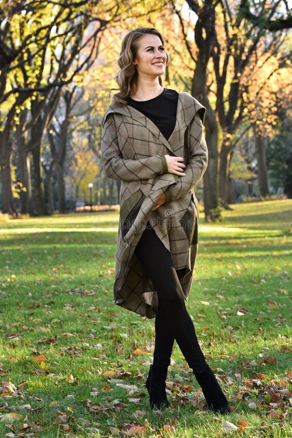 Retrato integral de la muchacha bonita hermosa joven que presenta al aire libre en parque del otoño imagen de archivo libre de regalías Retrato integral de la muchacha bonita hermosa joven que presenta al aire libre en parque del otoño imagen de archivo libre de regalías