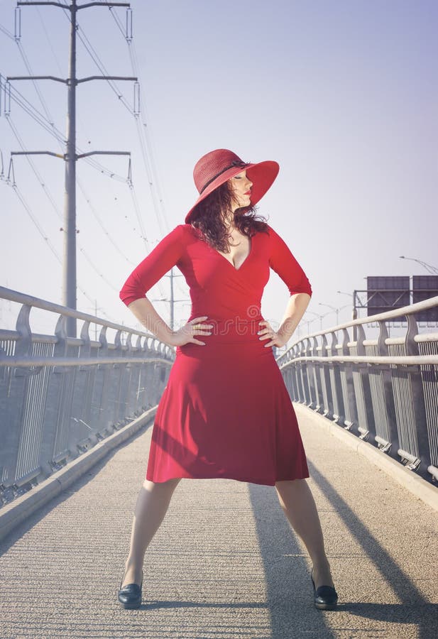 Retrato integral de la mujer de la moda en vestido rojo fotos de archivo libres de regalías Retrato integral de la mujer de la moda en vestido rojo fotos de archivo libres de regalías
