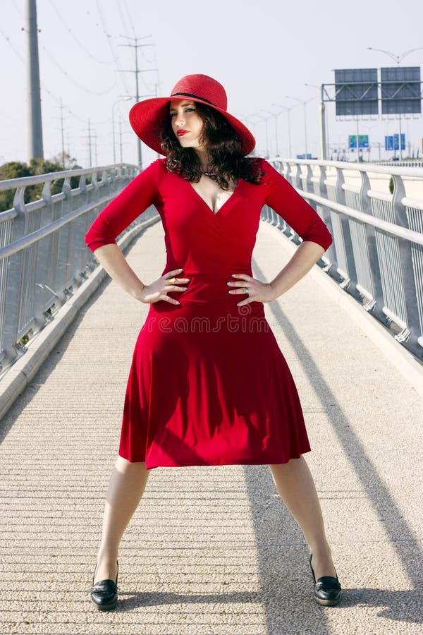 Retrato integral de la mujer de la moda en vestido rojo imagen de archivo Retrato integral de la mujer de la moda en vestido rojo imagen de archivo