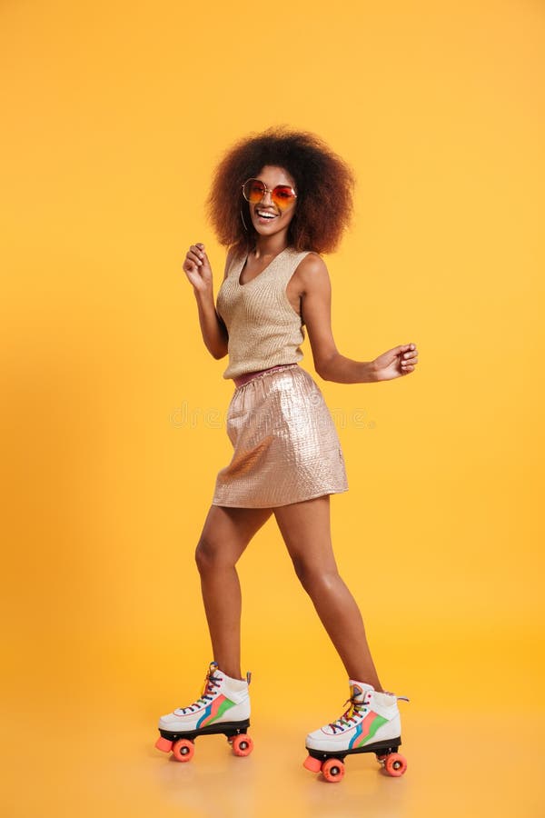 Retrato integral de una mujer afroamericana alegre fotografía de archivo Retrato integral de una mujer afroamericana alegre fotografía de archivo