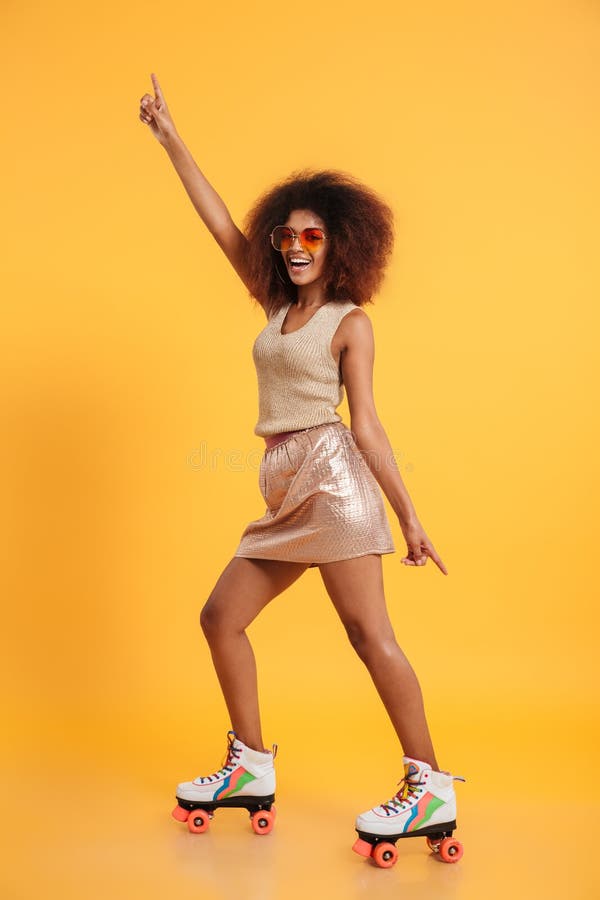 Retrato integral de una mujer afroamericana alegre imagenes de archivo Retrato integral de una mujer afroamericana alegre imagenes de archivo