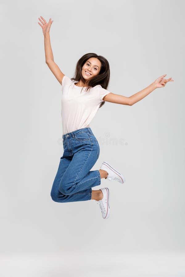 Retrato integral de una mujer asiática sonriente feliz fotografía de archivo libre de regalías Retrato integral de una mujer asiática sonriente feliz fotografía de archivo libre de regalías