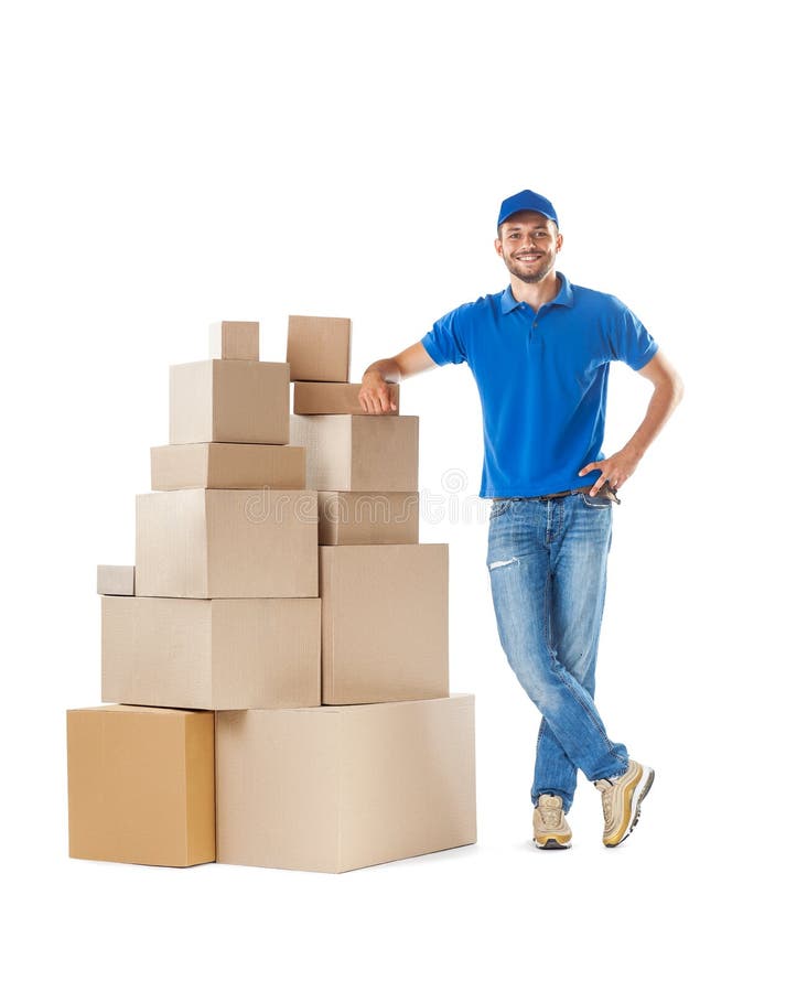 Retrato integral del hombre de entrega que se coloca cerca de la pila de boxe foto de archivo libre de regalías Retrato integral del hombre de entrega que se coloca cerca de la pila de boxe foto de archivo libre de regalías