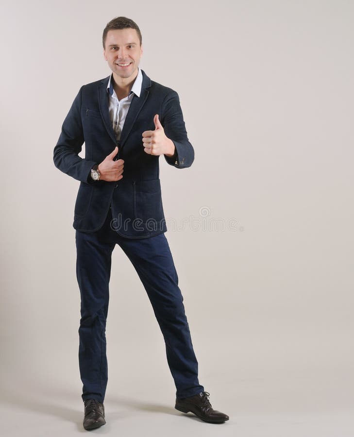 Retrato integral del hombre de negocios atractivo que se coloca en traje foto de archivo Retrato integral del hombre de negocios atractivo que se coloca en traje foto de archivo