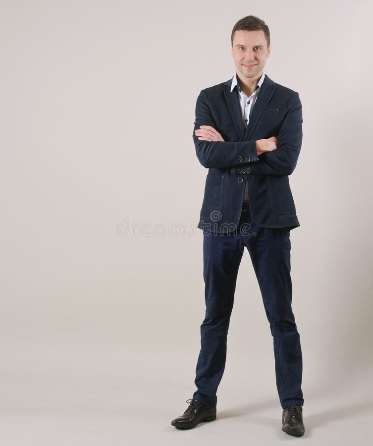 Retrato integral del hombre de negocios hermoso que se coloca en traje encendido fotografía de archivo Retrato integral del hombre de negocios hermoso que se coloca en traje encendido fotografía de archivo