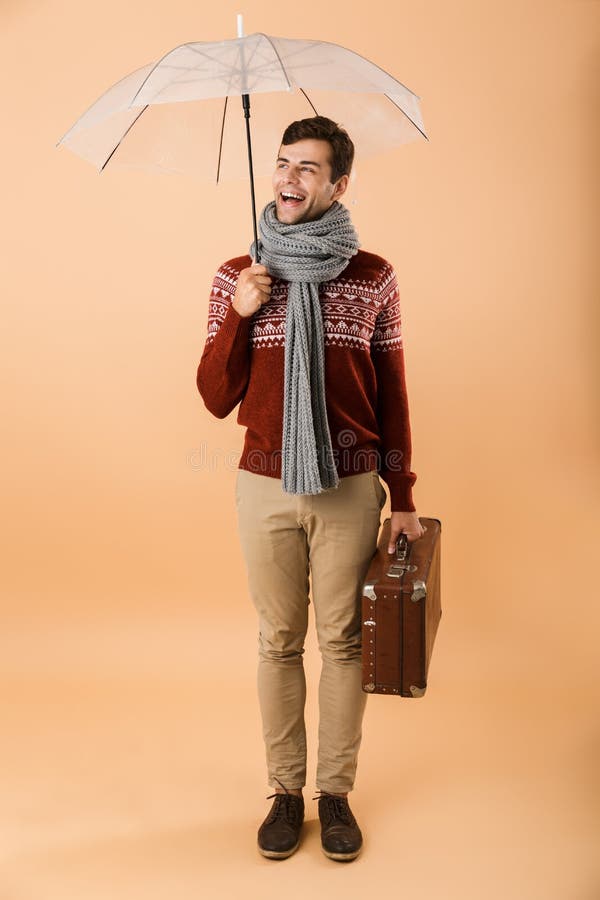 Retrato integral un hombre joven sonriente fotografía de archivo Retrato integral un hombre joven sonriente fotografía de archivo