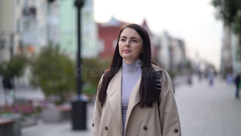 Retrato joven atractiva mujer de negocios caminando en el centro de la ciudad se siente feliz chica de moda metrajes