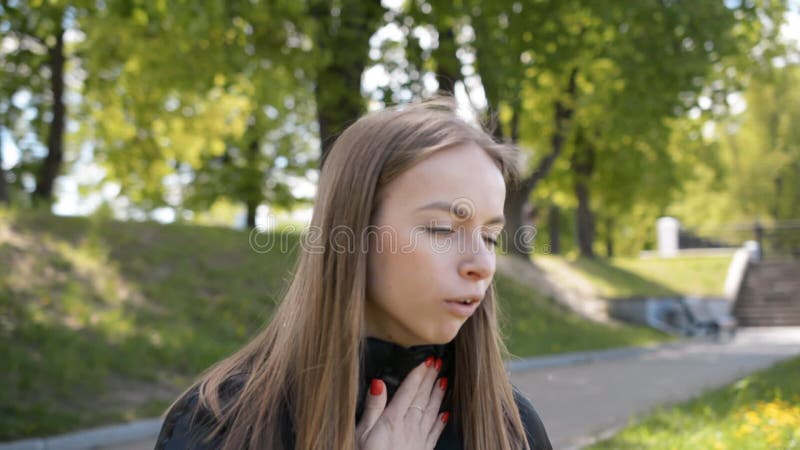 Retrato joven atractiva mujer tos al aire libre almacen de video