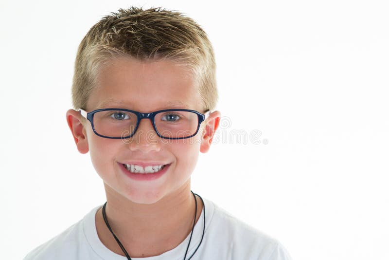 Retrato joven del niño del muchacho de los vidrios en el fondo blanco imagen de archivo libre de regalías Retrato joven del niño del muchacho de los vidrios en el fondo blanco imagen de archivo libre de regalías