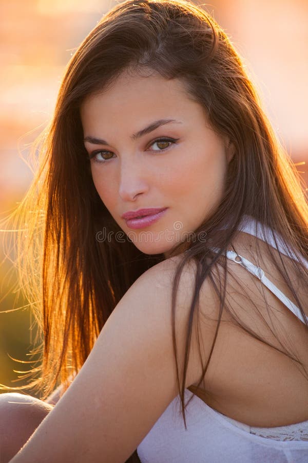 Retrato joven hermoso de la mujer de la ciudad en el verano de la puesta del sol imagenes de archivo Retrato joven hermoso de la mujer de la ciudad en el verano de la puesta del sol imagenes de archivo