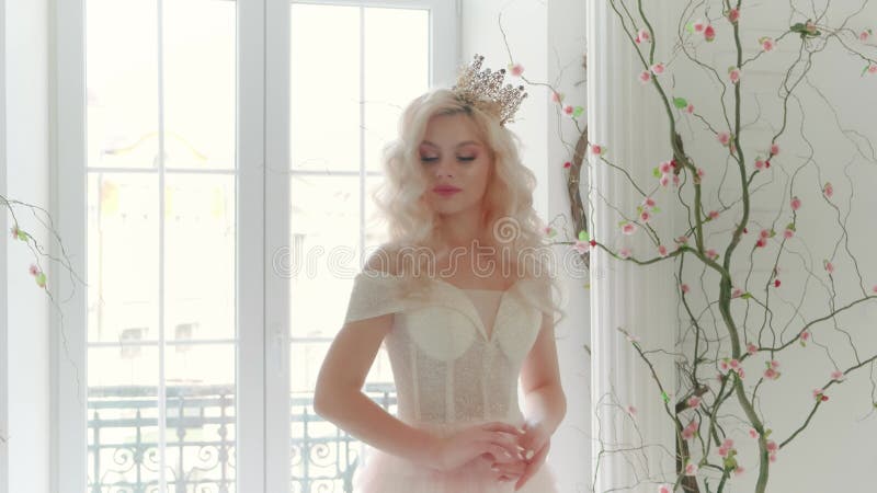 Retrato joven princesa hermosa mujer posando modelo. habitación clásica blanca metrajes