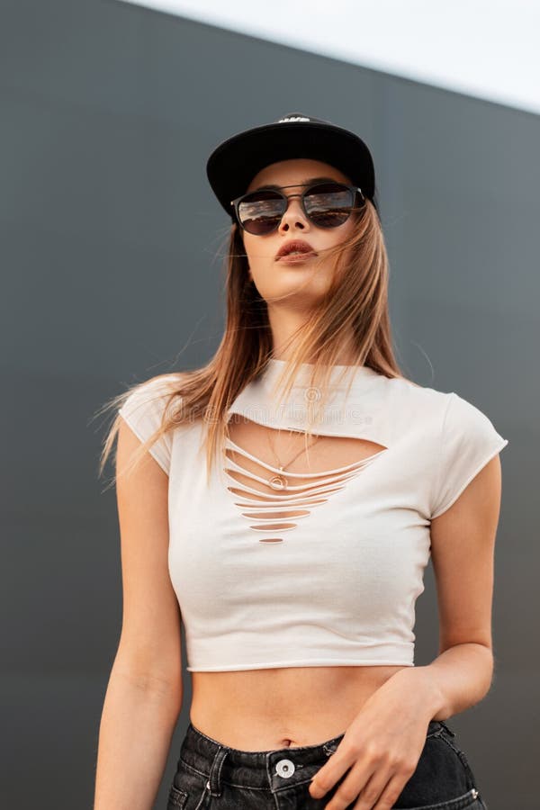 Swag Joven Mujer Moderna Hipster En Moda Camiseta Casual Con Una Moderna Gorra  Negra De Béisbol Con Elegantes Gafas De Sol Sentada Imagen de archivo -  Imagen de ciudad, modelo: 245281197