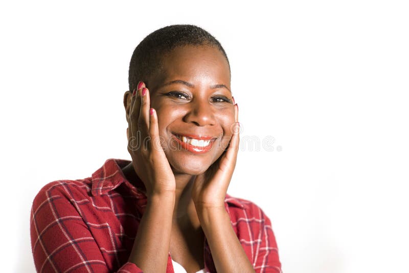 Retrato juguetón de la forma de vida de la mujer afroamericana negra fresca atractiva y natural joven en camisa sport que sonríe imagenes de archivo Retrato juguetón de la forma de vida de la mujer afroamericana negra fresca atractiva y natural joven en camisa sport que sonríe imagenes de archivo