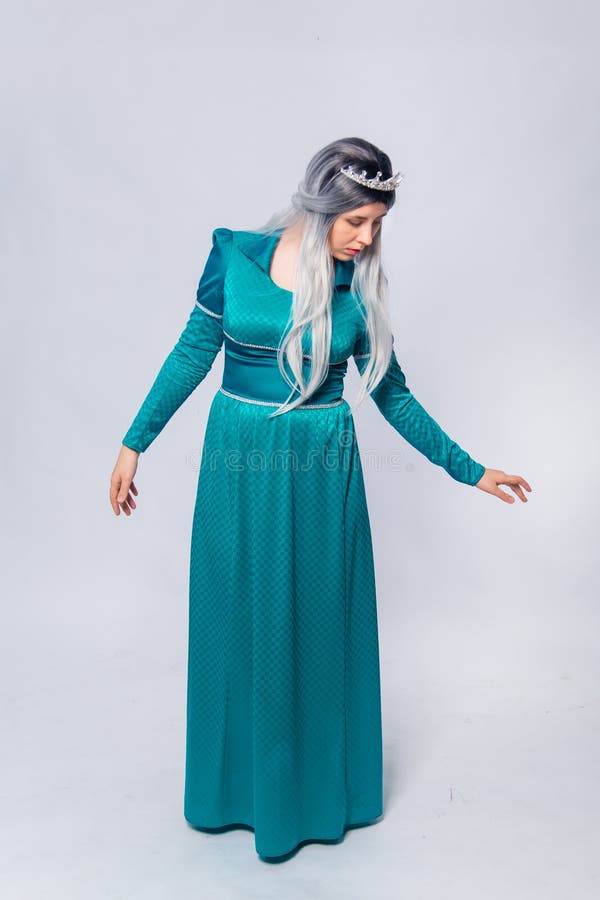 Retrato Largo De Una Princesa En Un Vestido Azul Turquesa De Fantasía Medieval Con Pelo De Ceniza Y Una Corona De Plata Imagen de archivo - Imagen de pelo, medieval: 216300527 Retrato Largo De Una Princesa En Un Vestido Azul Turquesa De Fantasía Medieval Con Pelo De Ceniza Y Una Corona De Plata Imagen de archivo - Imagen de pelo, medieval: 216300527