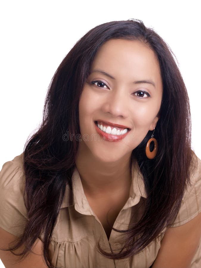 Retrato latino-americano novo de sorriso da mulher na parte superior marrom fotos de stock royalty free Retrato latino-americano novo de sorriso da mulher na parte superior marrom fotos de stock royalty free