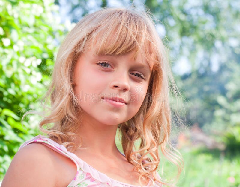 Retrato Ao Ar Livre De Uma Menina De 8 Anos Bonito. Uma Menina Sorrindo Para  A Câmera. Foto Royalty Free, Gravuras, Imagens e Banco de fotografias.  Image 174338419