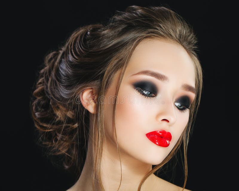 Retrato lindo da cara da jovem mulher Beleza Girl modelo com sobrancelhas brilhantes, composição perfeita, bordos vermelhos, pent fotos de stock Retrato lindo da cara da jovem mulher Beleza Girl modelo com sobrancelhas brilhantes, composição perfeita, bordos vermelhos, pent fotos de stock