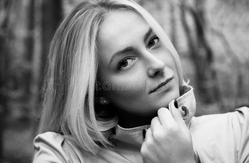 Retrato louro bonito da mulher na floresta, preto e branco fotografia de stock royalty free Retrato louro bonito da mulher na floresta, preto e branco fotografia de stock royalty free