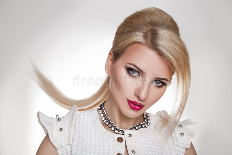 Retrato louro da mulher da forma Cabelo louro hairstyle haircut fotos de stock Retrato louro da mulher da forma Cabelo louro hairstyle haircut fotos de stock