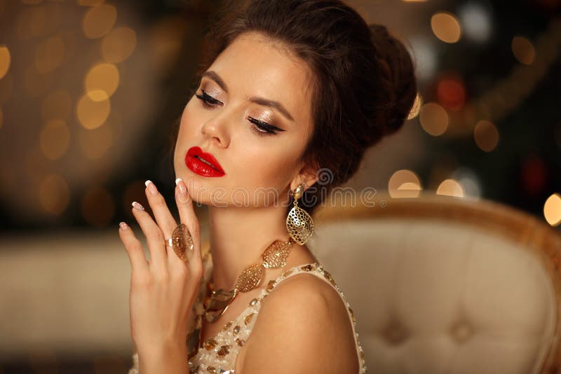 Retrato de uma linda mulher com um penteado de estilo vintage e joias foto  de stock