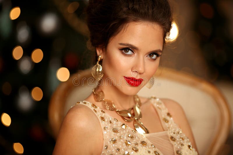 Retrato Luxuoso De Uma Mulher Elegante Com Penteado De Casamento E Maquiagem.  Linda Morena Com Joias Douradas Em Vestido De Baile Imagem de Stock -  Imagem de dourado, luxo: 203797135