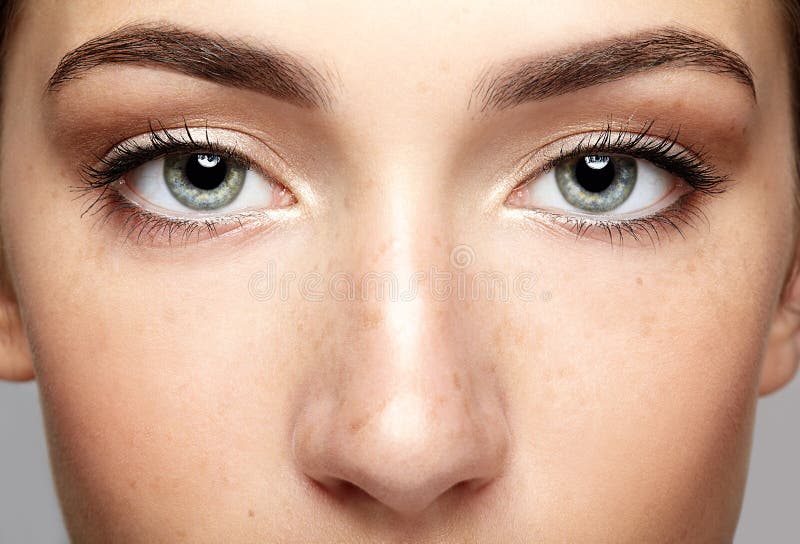 Retrato macro del primer de la cara femenina Ingenio abierto de los ojos de la mujer humana fotografía de archivo