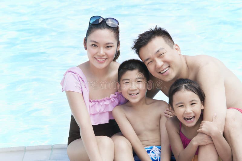 Retrato, madre, padre, hija, e hijo de la familia, sonriendo por la piscina imagen de archivo libre de regalías Retrato, madre, padre, hija, e hijo de la familia, sonriendo por la piscina imagen de archivo libre de regalías