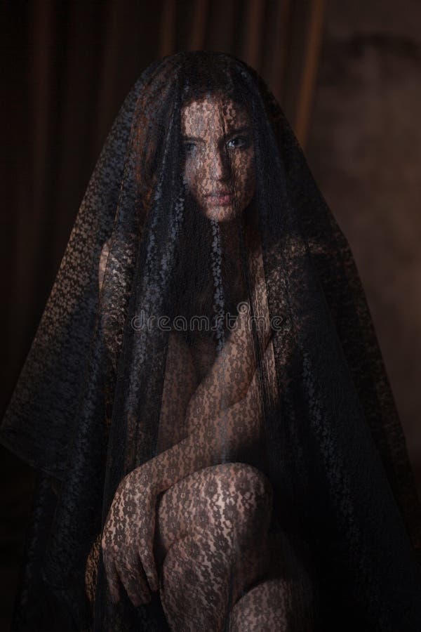 Retrato misterioso da ternura da mulher bonita no véu preto do laço imagens de stock royalty free Retrato misterioso da ternura da mulher bonita no véu preto do laço imagens de stock royalty free