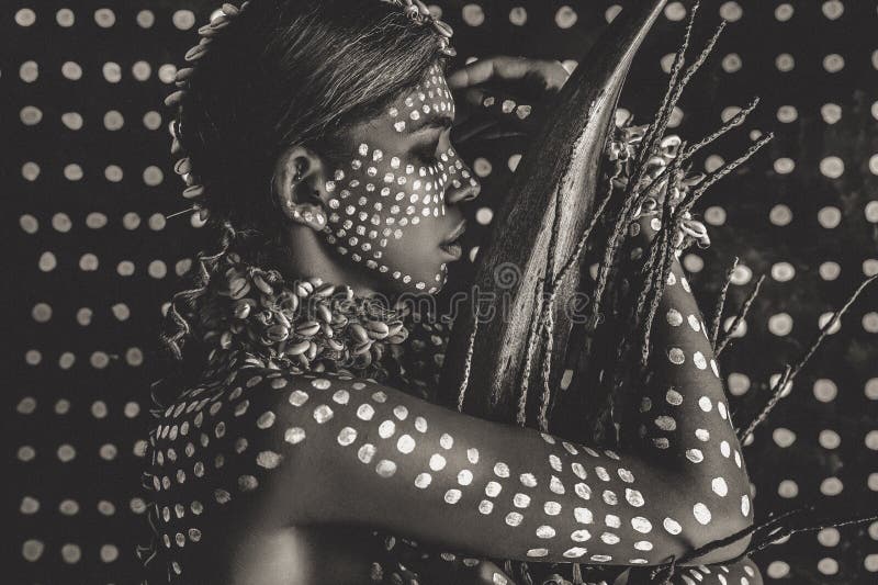 Retrato modelo de moda atractivo joven hermoso con el ornamento tradicional en piel y cara foto de archivo libre de regalías