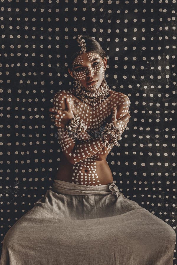 Retrato modelo de moda atractivo joven hermoso con tradi foto de archivo libre de regalías
