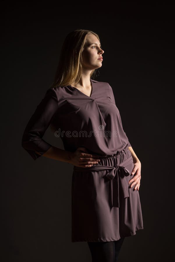Retrato modelo fêmea branco caucasiano Menina bonita, cabelo louro longo A mulher que levanta o estúdio disparou em um fundo pret fotografia de stock royalty free Retrato modelo fêmea branco caucasiano Menina bonita, cabelo louro longo A mulher que levanta o estúdio disparou em um fundo pret fotografia de stock royalty free