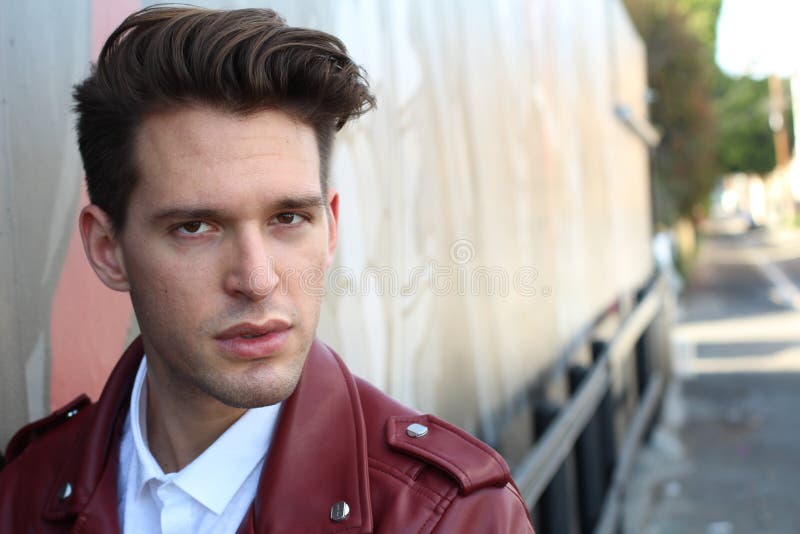 Retrato modelo novo do homem da forma Indivíduo considerável Imagem do estilo de Vogue do homem novo elegante hairstyle Copie o e imagem de stock Retrato modelo novo do homem da forma Indivíduo considerável Imagem do estilo de Vogue do homem novo elegante hairstyle Copie o e imagem de stock