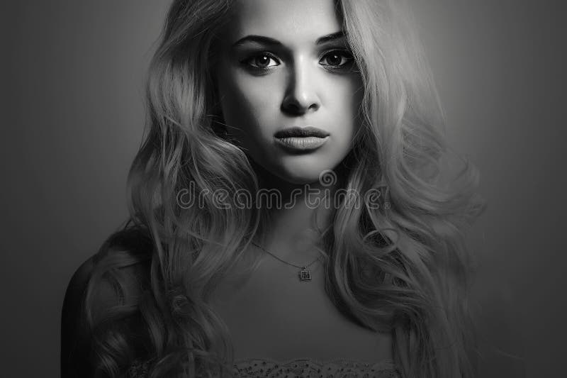 Retrato monocromático da forma da mulher bonita nova Louro 'sexy' Menina loura imagem de stock Retrato monocromático da forma da mulher bonita nova Louro 'sexy' Menina loura imagem de stock