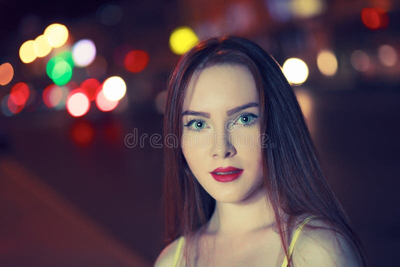 Retrato moreno lindo da menina sobre luzes defocused da cidade da noite Retrato do estilo da forma de Vogue dos jovens considerav fotografia de stock royalty free Retrato moreno lindo da menina sobre luzes defocused da cidade da noite Retrato do estilo da forma de Vogue dos jovens considerav fotografia de stock royalty free
