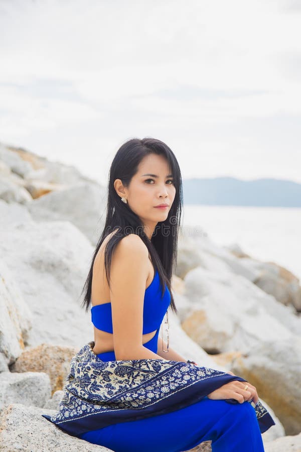 Ropa Ten confianza Soviético Retrato Mujer Asiática En Azul Ropa Casual Con Un Chal Azul Ella Está  Sentada En El Acantilado Sobre El Mar Estilo De Vida De Vera Imagen de  archivo - Imagen de exterior,