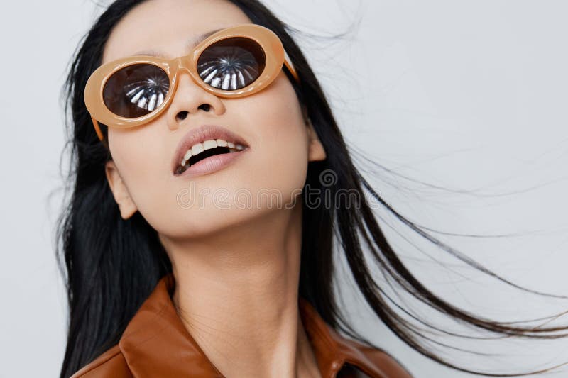Retrato mujer de moda beige vacaciones de belleza gafas de sol estilo de vida glamour cosmético hermoso cabello foto de archivo libre de regalías