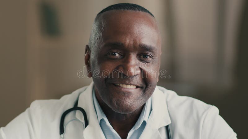 Retrato médico de un terapeuta de alto rango médico afroamericano médico oculista ginecólogo oftalmólogo almacen de metraje de vídeo