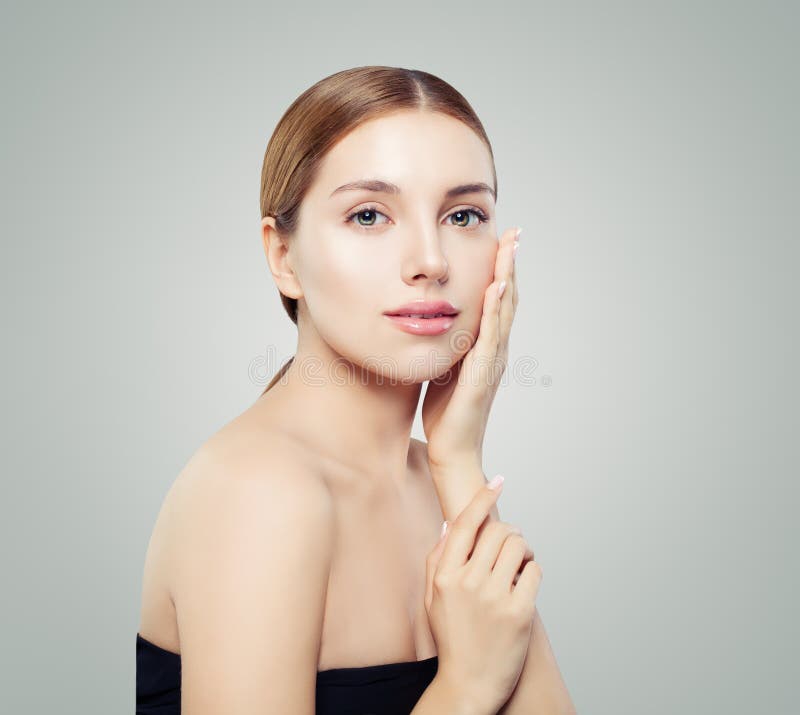 Retrato natural de la belleza Cara modelo joven de la mujer Muchacha sonriente con la piel sana imágenes de archivo libres de regalías Retrato natural de la belleza Cara modelo joven de la mujer Muchacha sonriente con la piel sana imágenes de archivo libres de regalías