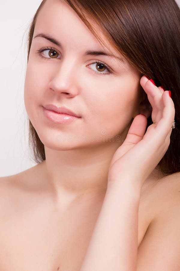 Retrato natural de uma jovem mulher bonita fotografia de stock royalty free Retrato natural de uma jovem mulher bonita fotografia de stock royalty free