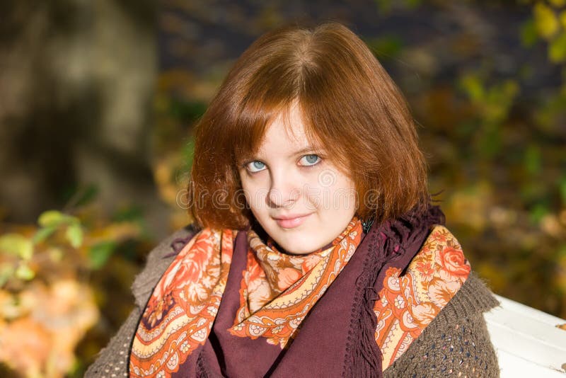 Retrato no banco do outono fotografia de stock