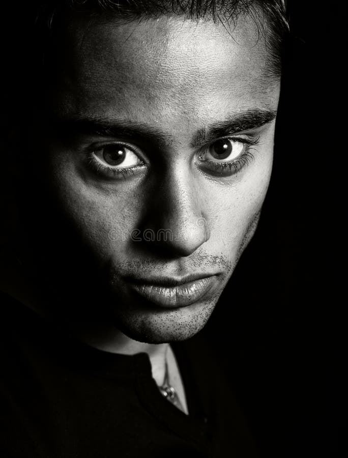Retrato oscuro - cara de un hombre expresivo imagen de archivo Retrato oscuro - cara de un hombre expresivo imagen de archivo